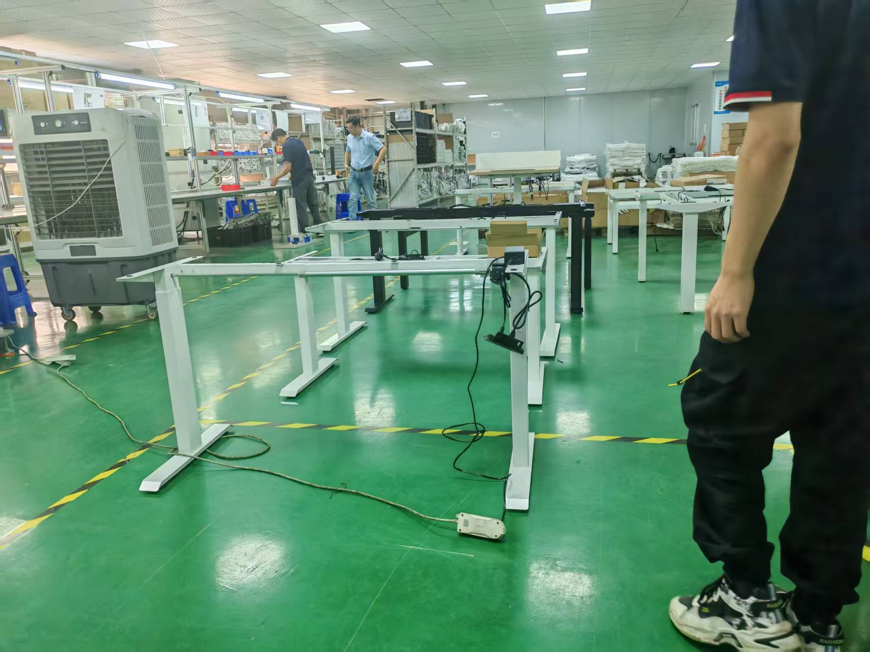 Natančnost v gibanju: Zakaj okvirji električnih stoječih miz Huagang zagotavljajo stabilnost